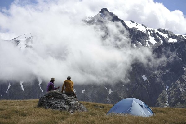Où trouver des campings avec des sentiers de randonnée près du Puy du Fou ?