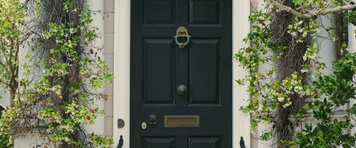 Comment bien choisir sa porte d’entrée pour se sentir chez soi ?